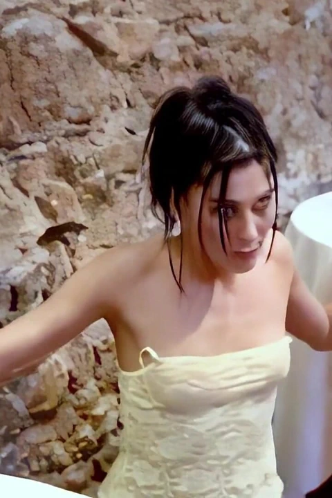 Barbara-nux azgın genç esmer Barbara Nux striptiz yapıyor