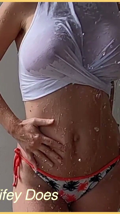 Evli kadın vücudunu ve mükemmel harika sütyensiz orta yaşlı seksi kadın göğüslerini ıslatıyor ve teşhir ediyor | Klip 1