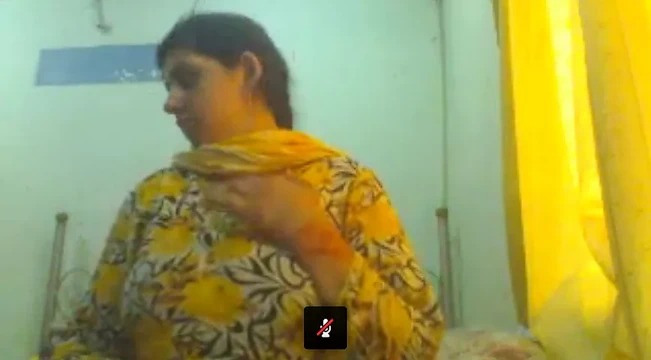 Lahori ev hanımı saba gösteren büyük göğüsler üzerinde web kamerası