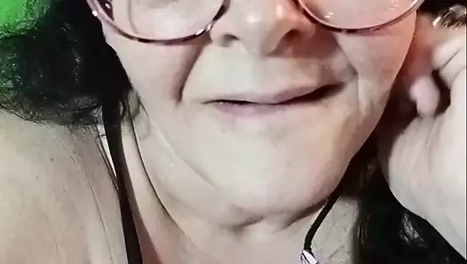 Bu edepsiz nine seansı günü hakkında söyleyeceğim tek şey çok sert boşalıyor