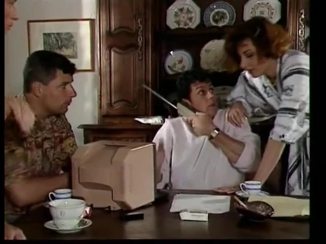 हेरी पुसी ब्रुनेट पर बिस्तर सकिंग और फक्किंग टू डिक्स