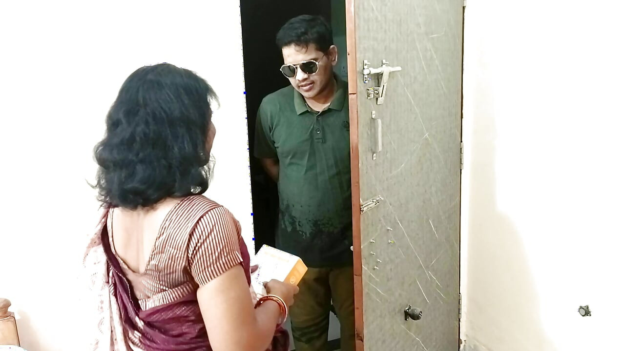 Hintli süper seksi sevimli yenge mobil şirket teslimatıyla sert seks yapıyor - sari bluzda tam masti