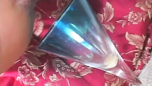 Ateşli anal boncuklar ve dildolar kullanır