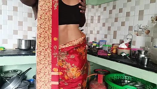 Kocası evde yokken ev hanımı komşusunu mutfakta emiyor