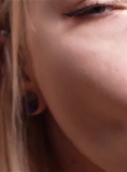 Ateşli sarışın sana sert yarağını nasıl emileceğini gösteriyor. Karneli Bandi