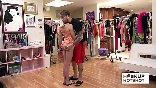 Bts - tatlı Chloe Temple sahne arkasında amcık göğüslerini gösteriyor!