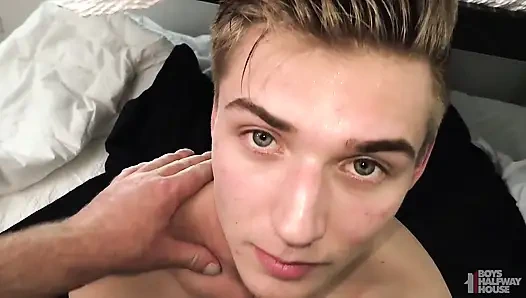 Suçlu genç kız şaprak yalıyor ve yarak alıyor