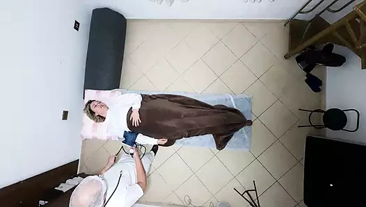 Doktor hastanın masumiyetinden faydalanıyor ve götünü dolduruyor.