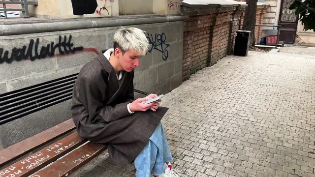 Yabancı bana para teklif etti ve ağzımdan ve deliğimden sikiştirdi