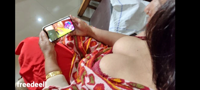 Üvey kızkardeş porno izliyor. hintçe ev yapımı