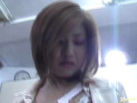 Ai aito sert sikişiyor ve yüzüne boşalıyor