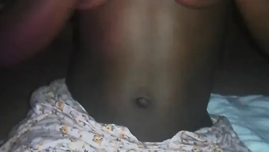 Ateşli amatör ev yapımı Afrikalı zenci yağlanmış genç kız büyük memeler dans ediyor seksi vücut bakış açısı
