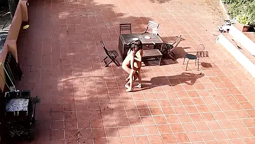 Çift dışarıda avluda oynuyor ve sikişiyor