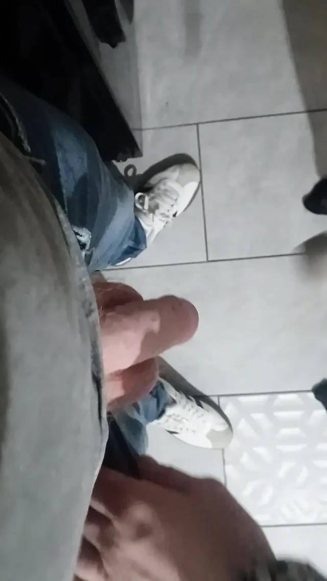 Yarak ve taşaklar spatula ile sert atıyor