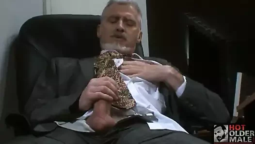 Paul barbaro'nun okşayarak