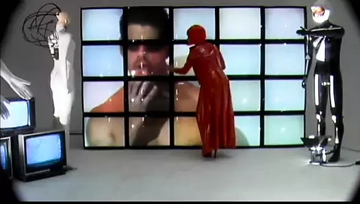 Azgın genç sürtük karanlık prens tarafından bir pasta yemeden önce boğazından aşağı zonklayan bir şaft alır