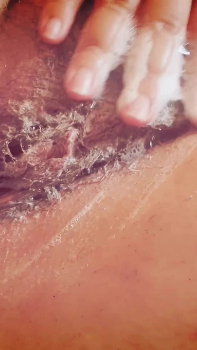 Tıraş ve ani dürtü: Nicoletta, canlı tıraş ve işiyor