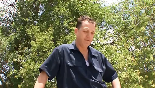 Aldatılan adam güzel genç esmer kadını gerçek bir adamla sürtük olarak yakalıyor