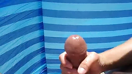 bu bayanla sahilde tanıştım