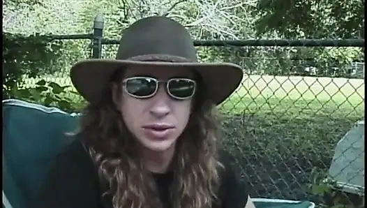 Büyük memeli esmer şapkalı bir adamdan anal seks yapıyor ve gırtlağından sikiliyor