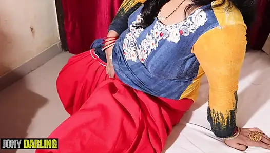 Üvey anne parmaklıyor sonra üvey oğlu odaya geldi ve üvey annesini çok tutkulu sikiyor