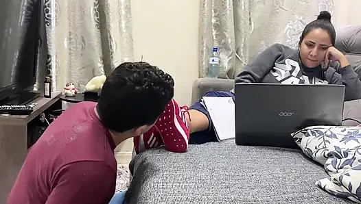 Kiffa spor ayakkabılarını yalarken ayak kölesini görmezden geliyor