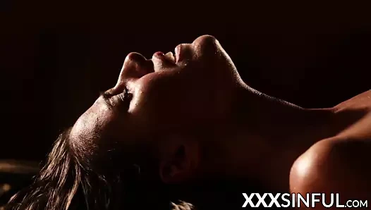 Lezbiyenler zevk almak şehvetli yalama oturum ve erotik masaj