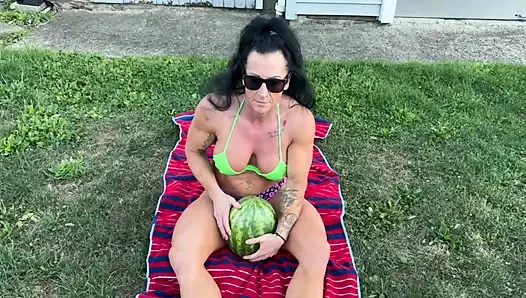 Kaslı orta yaşlı seksi kadın kandys karpuz ezme hakimiyeti