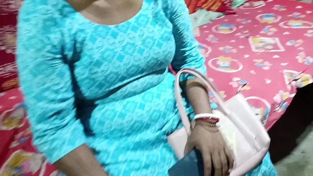 Женщина-агент, собирающие деньги, занимается сексом с пенсионером