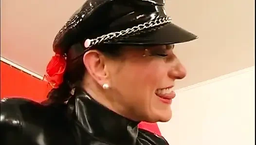 Lateks elbiseli ayak fetişi