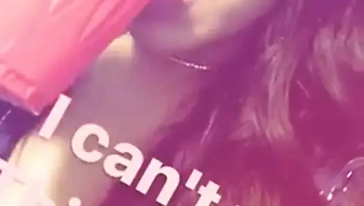 Göğüsler neredeyse çıkıyor