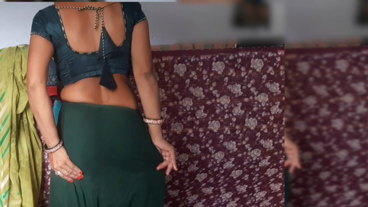 Hintli desi baldızı kıyafetlerini çıkarıyor ve kayınbiraderini gösteren amını parmaklıyor