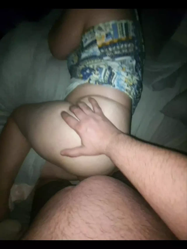 Üvey anne otel odasında üvey oğlu tarafından arkadan sikiliyor