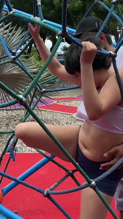 Bir park oyununda sıkışan seksi bir kız görüyorum, ona yardım etmesi karşılığında beni dairesine davet ediyor ve ona hayatının sikini vermeme izin veriyor. | Klip 1