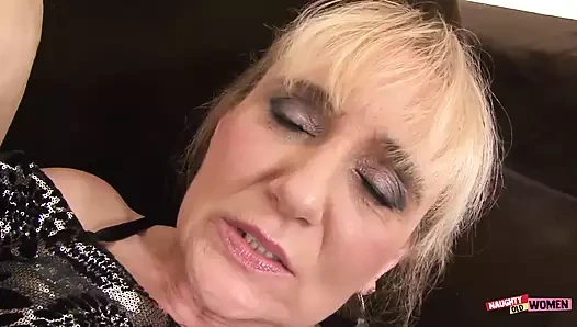 Dev siyah yarak ve baştan çıkarıcı orta yaşlı seksi kadın arasında inanılmaz anal sahne