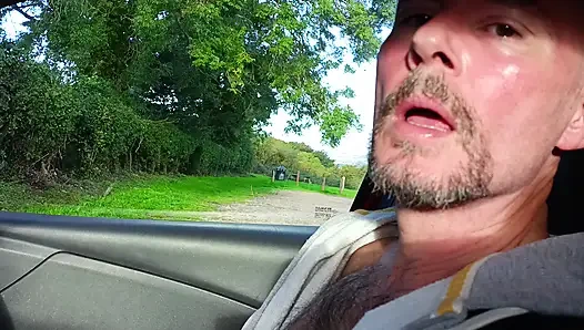 Büyük sünnetsiz yarak seyir otoparkında yakın çekim boşalma, arkadaş izliyor ve film çekiyor