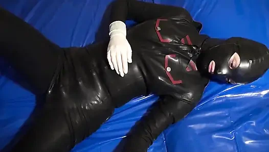 Lateks maskeli Lateks Danielle oyuncağına masaj yapıyor