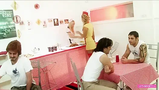 Мокрая и грязная оргия с возбужденными милфами из ресторана