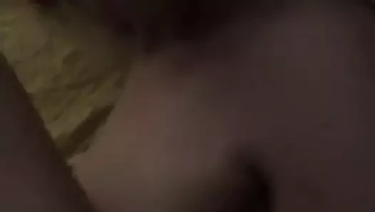 Bir kar tavşanına iyi sevgiler vermek
