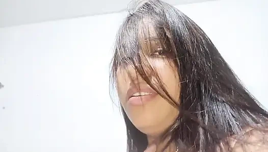 New York Abd'li 18 yaşındaki esmer büyük sarkık memeler üvey erkek kardeşinin büyük yarağını sikiyor