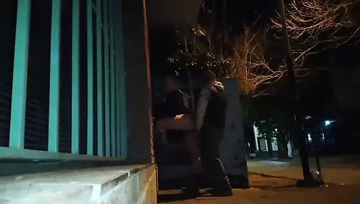 Sokakta riskli seks açık havada çıplak sikişiyor