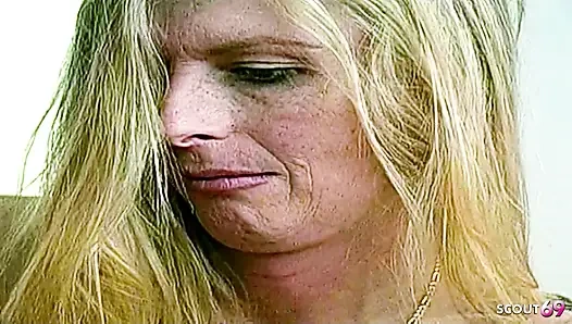 Sarışın transeksüel ilk randevuda erkeklere sakso çekiyor