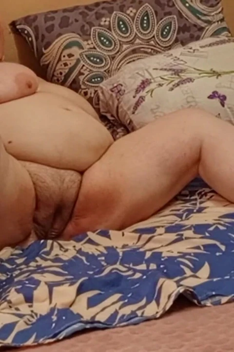 Komşu mastürbasyon yapıyor ve deliklerinde büyük siyah bir yarak istiyor
