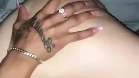 Her iki kız da öpüşürken onu beceriyor