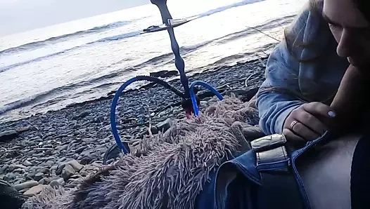 Kız hemen sahilde denize yakın emdi!