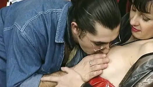 Çekici Alman orta yaşlı seksi kadın anal oynamanın tadını çıkarıyor ve yüze boşalmadan önce sikişiyor