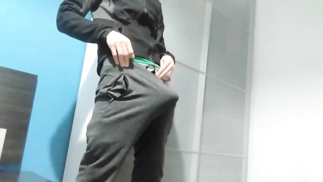Sana pantolonumun içindeki sert muzumu gösteriyorum ve arkadaşımın yatak odasında mastürbasyon yapıyorum