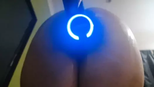 Azgın iri güzel kadın seks makinesiyle anal seks yapıyor