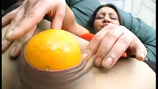 Çoraplı esmer seks oyuncakları, yemek ve şişelerle deliklerini baştan çıkarıyor