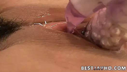 Azgın Japon orta yaşlı seksi kadın Yuno Shirasu, bir sikiş oyuncağıyla mastürbasyon yapıyor ve temiz tıraşlı bal kutusunu sapıkça tatmin ediyor